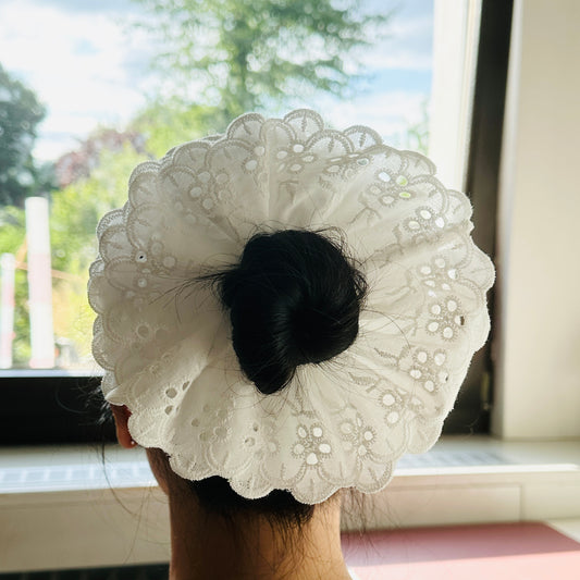 Vierlagiges Spitzen-Scrunchie