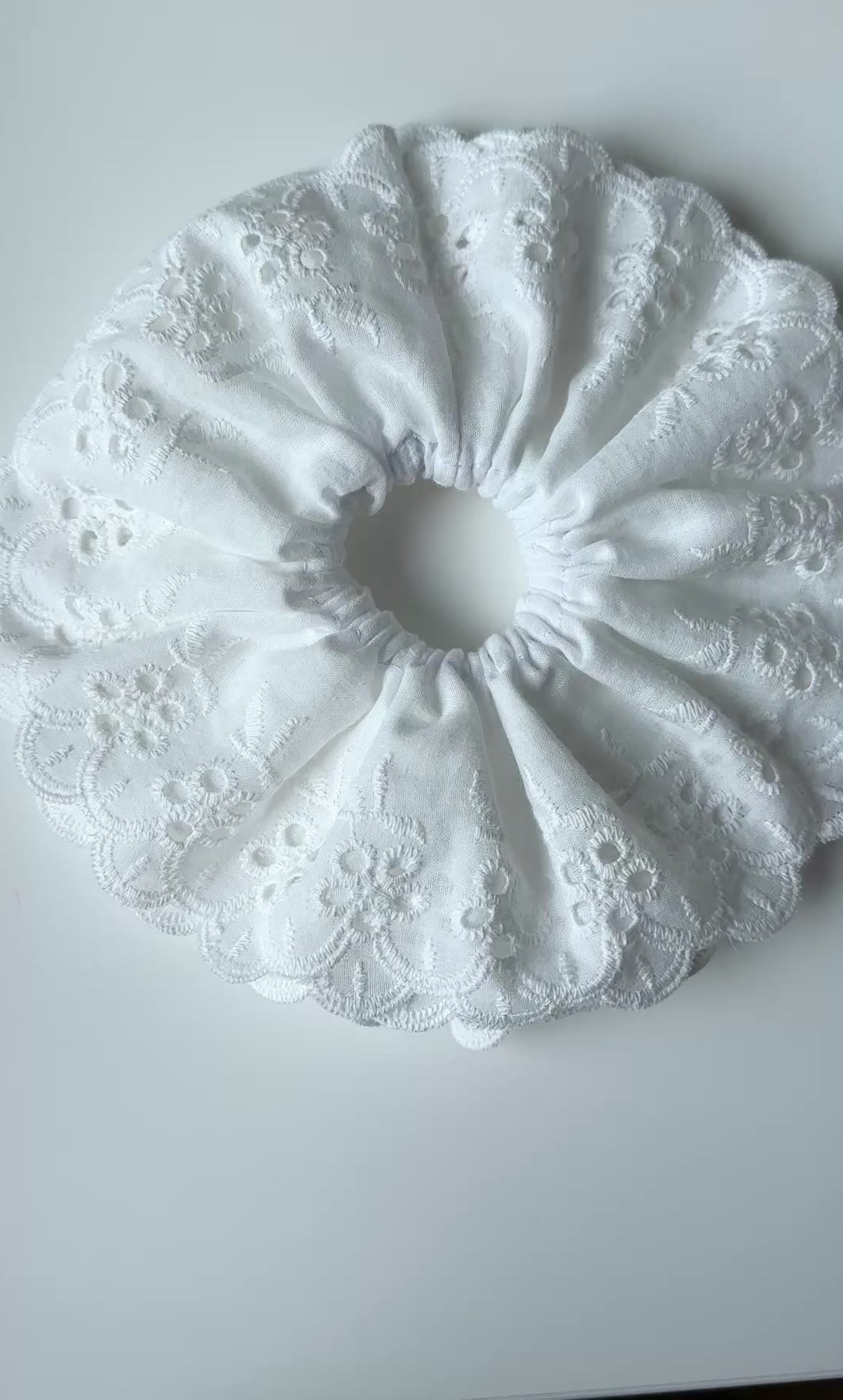 Vierlagiges Spitzen-Scrunchie